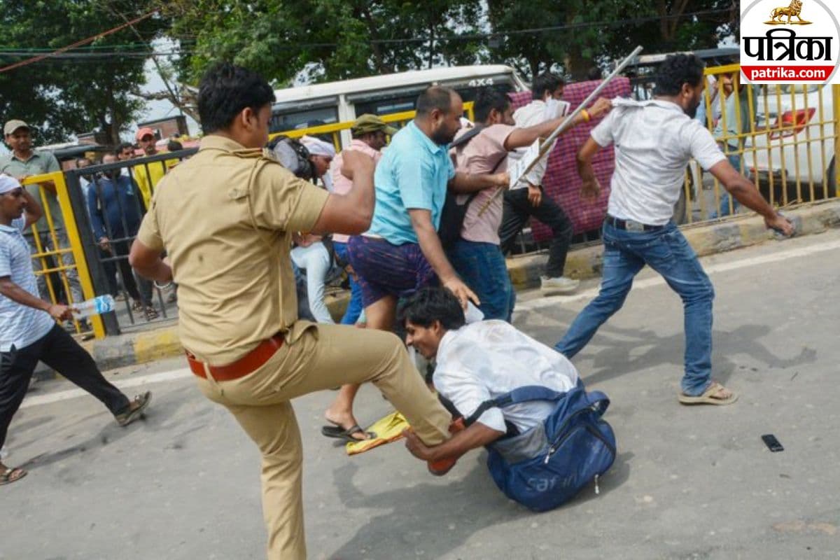 प्रदर्शन कर रहे छात्र को लात से मारती पटना पुलिस। फोटो- वायरल तस्वीर सोशल मीडिया